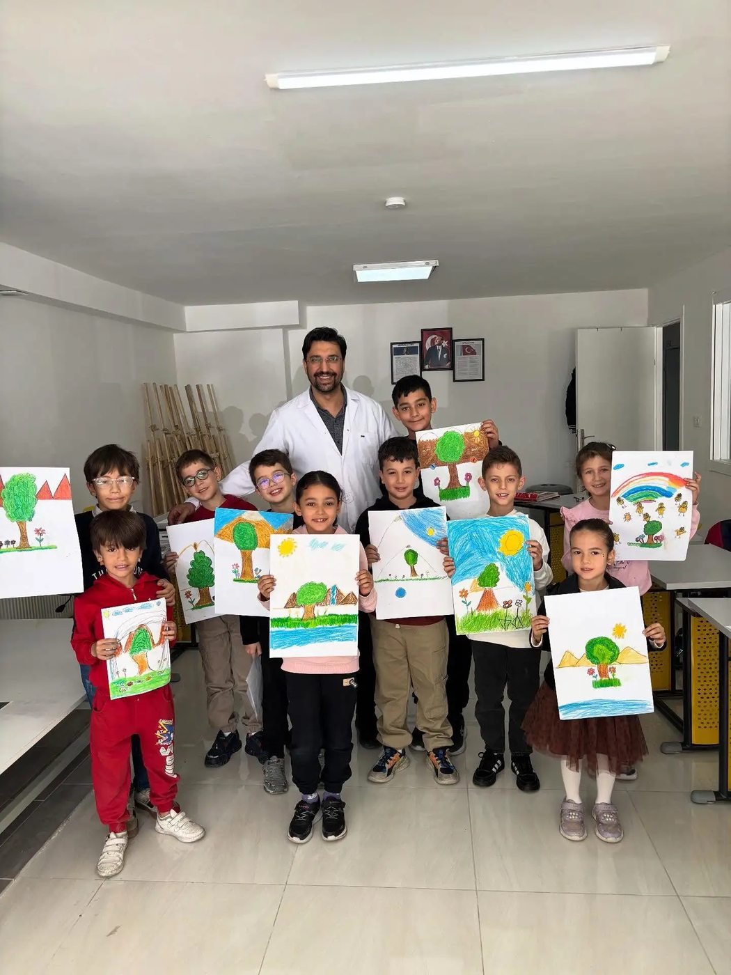 Eğitmenimiz Sadi Avşar ve öğrencilerimiz atölyemizde, doğa temalı resim çalışmalarıyla